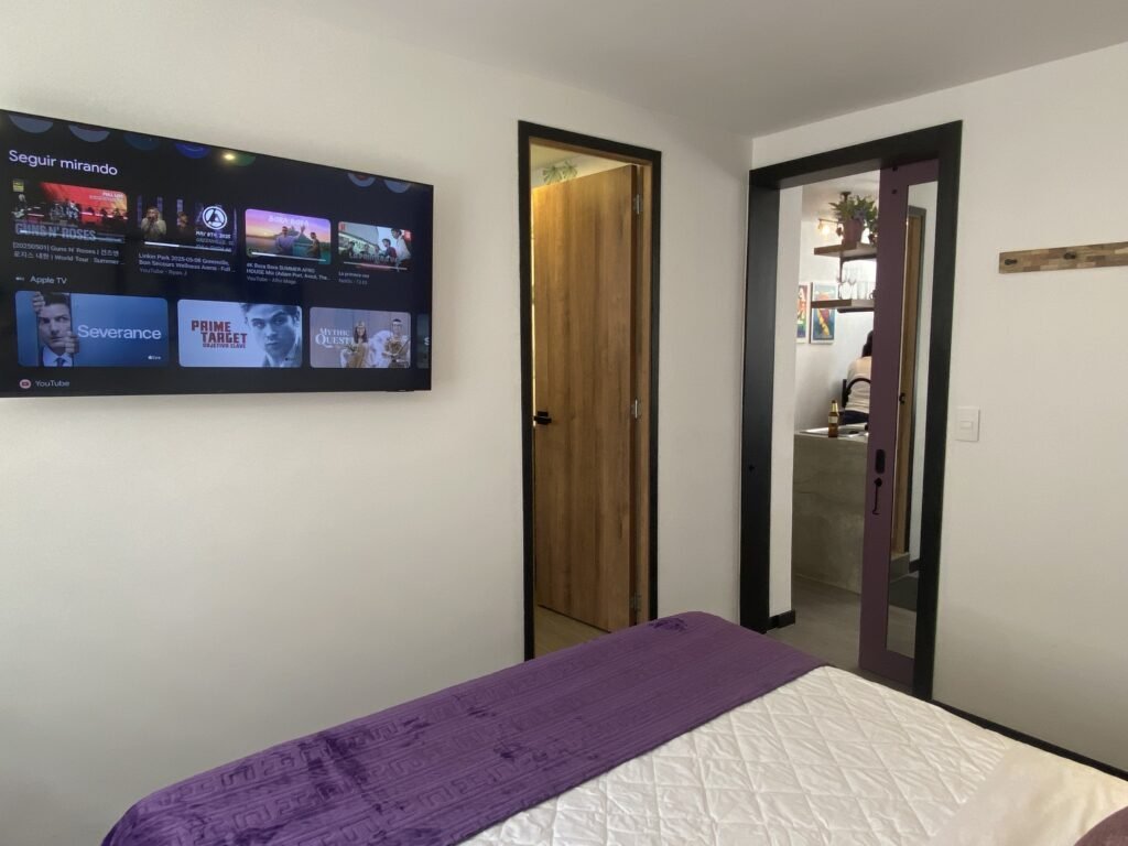 vista de tv en habitación de Turquesa 306, apto amoblado en el peñón, Cali