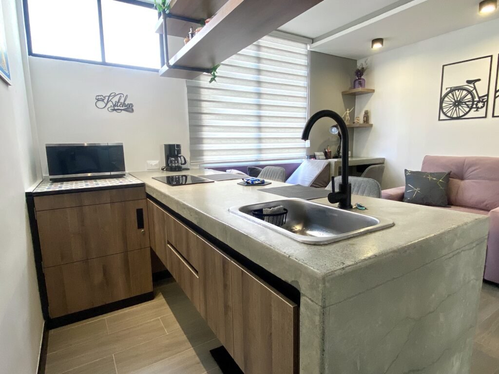 cocina estilo industrial conmesón de concreto en el apto turquesa 306