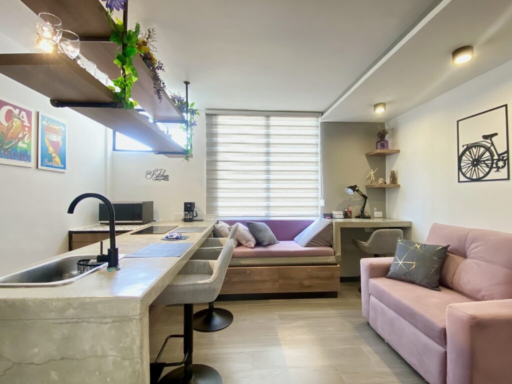 Sala con diseño moderno cómoda y equipada