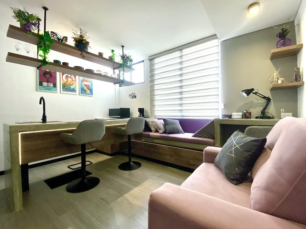 vista de la cocina desde la sala de rincón púrpura 306