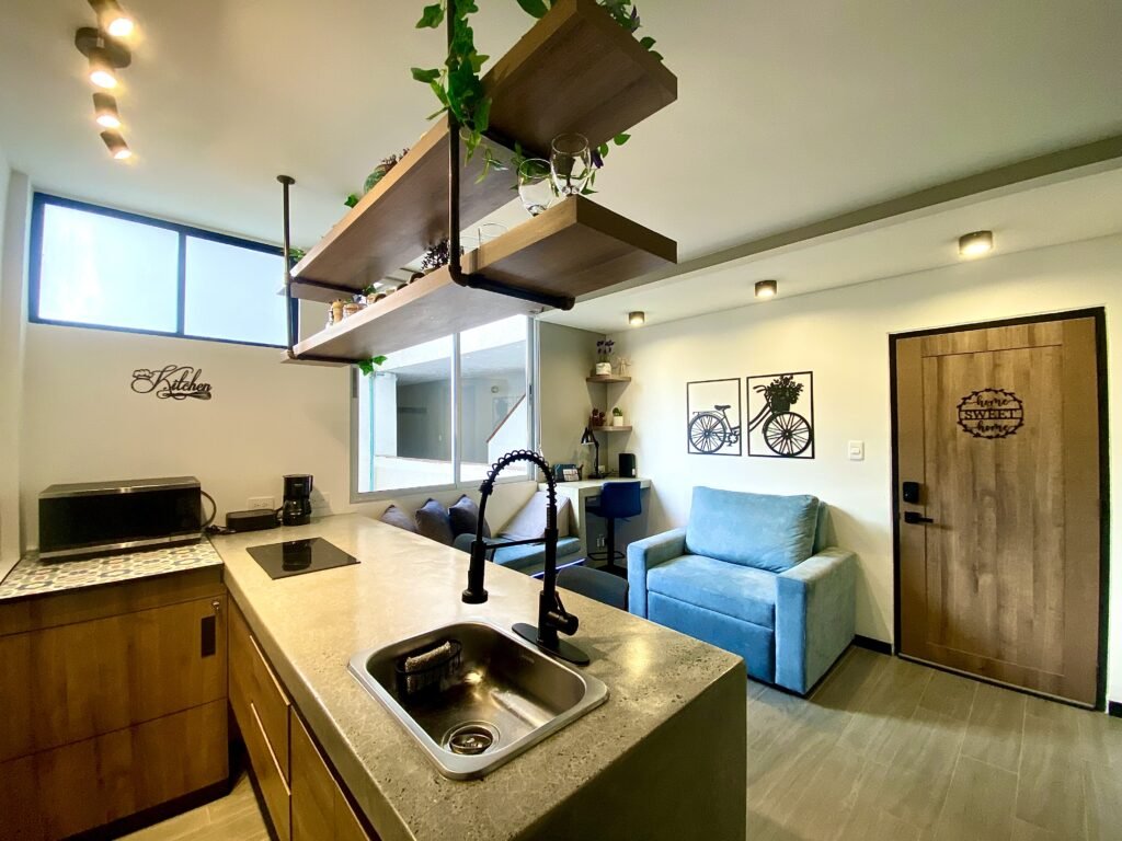 concina con barra en concreto apto en el peñon cali airbnb