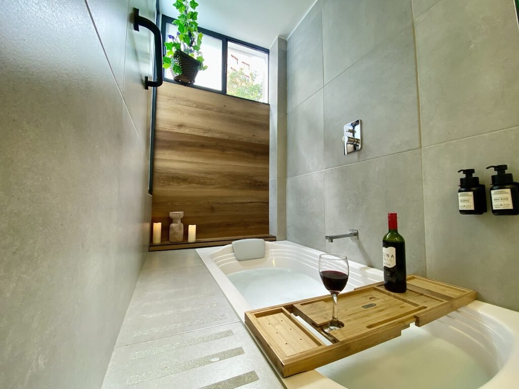 Baño con tina para relajarse en apartamento ubicado en el peñon,cali