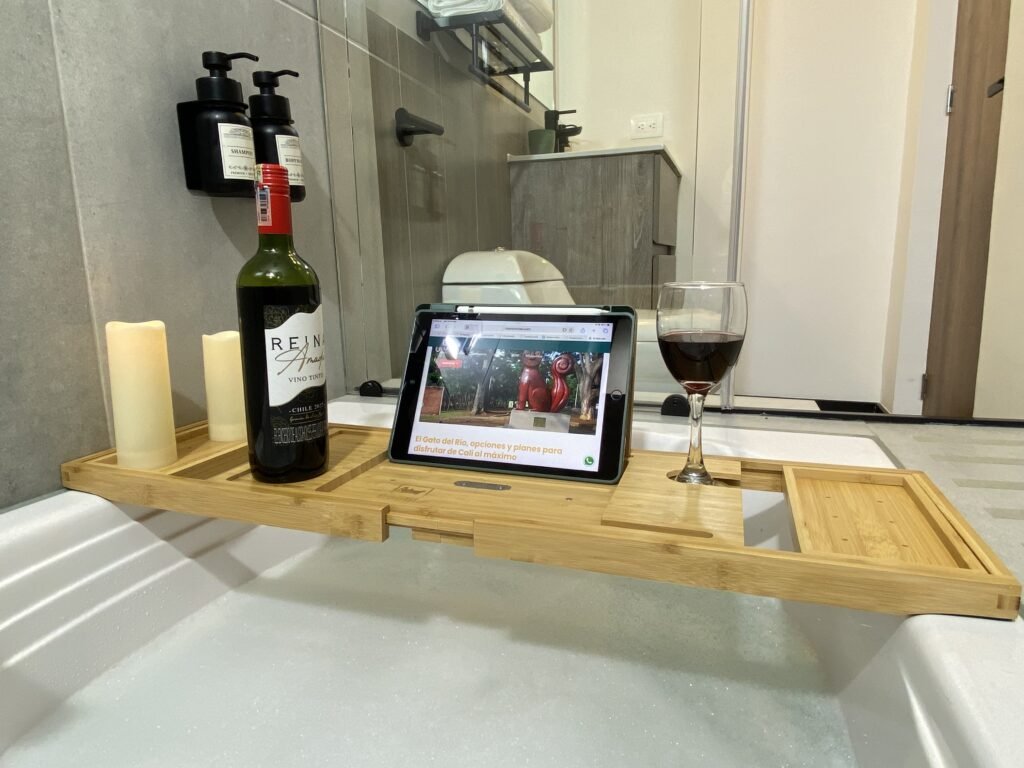 baño con tina en dormitorio de apartamento el peñon cali