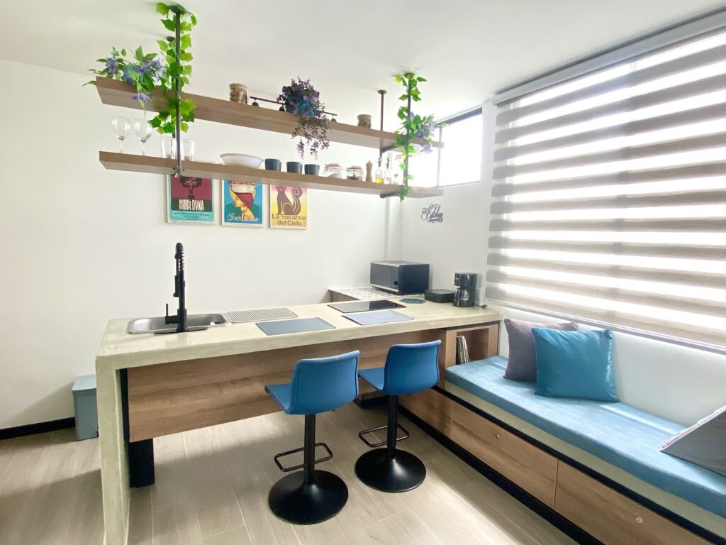 barra de comedor y cocina en concreto a la vista apto amoblado