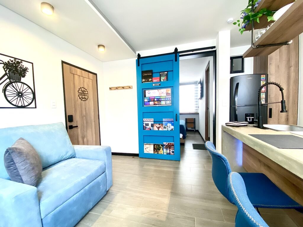 Puerta de granero con pantalla en sala de apto airbnb