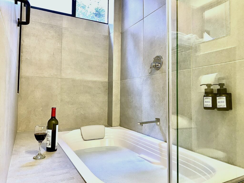 foto de la tina del apartamento púrpura 30