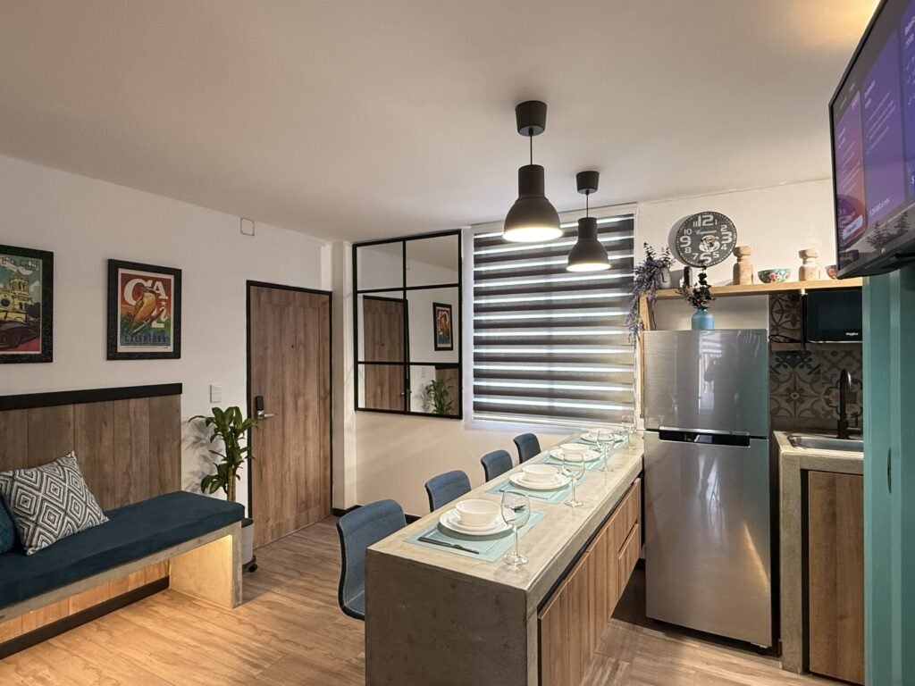 Apartamento estilo industrial en el peñon Cali, comedor en concreto a la vista