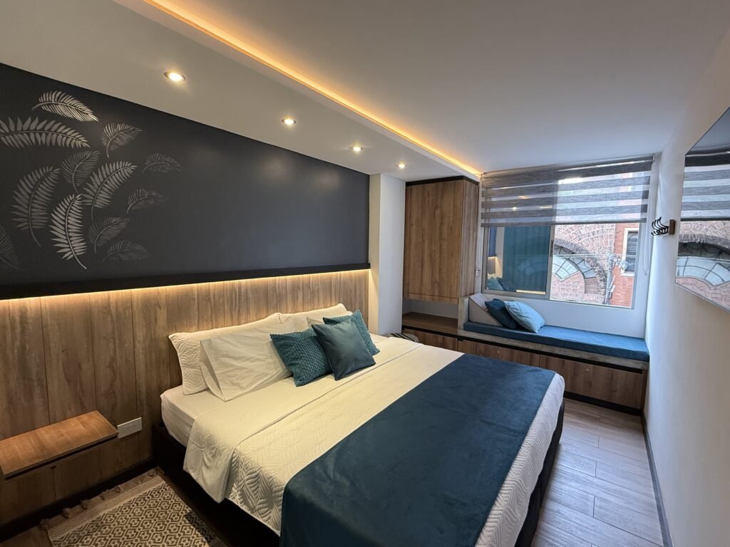 Apartamento estilo industrial en el peñon Cali, habitación principal con cama King